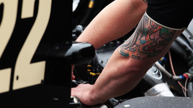 Mecânicos da equipe Lotus preparam o carro para fórmula Indy em São Paulo