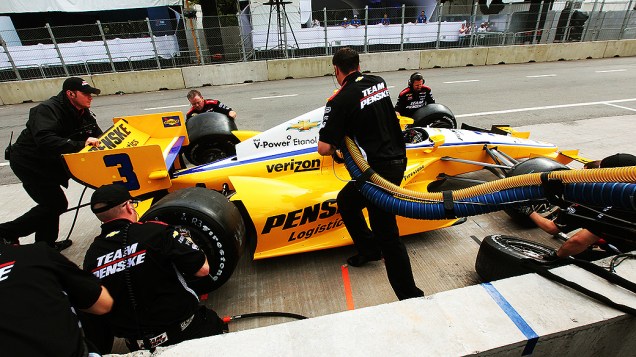 Equipes preparam carros para primeiros treinos da Indy em SP