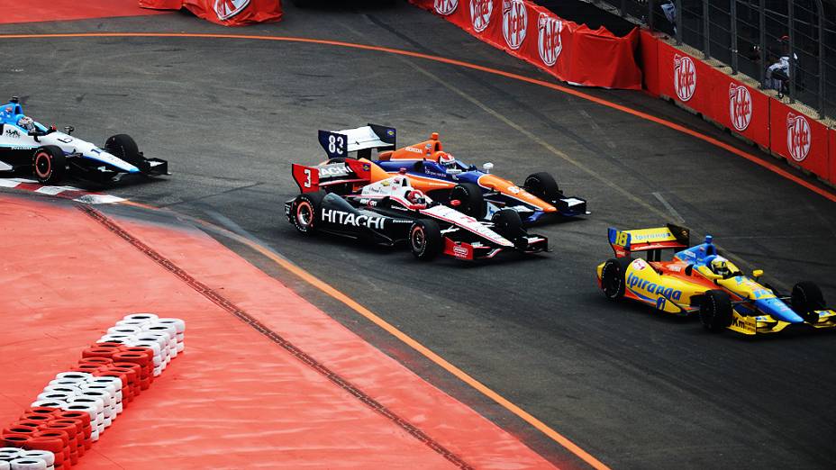 Carros durante a corrida da São Paulo Indy 300 no autódromo de rua do Anhembi na zona norte da cidade