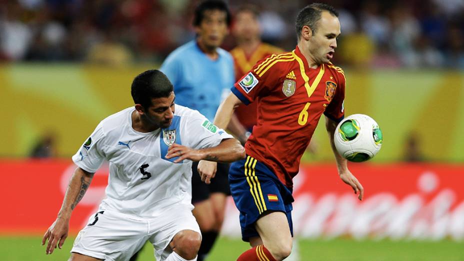 Iniesta durante partida entre Espanha e Uruguai pela Copa das Confederações, no Recife