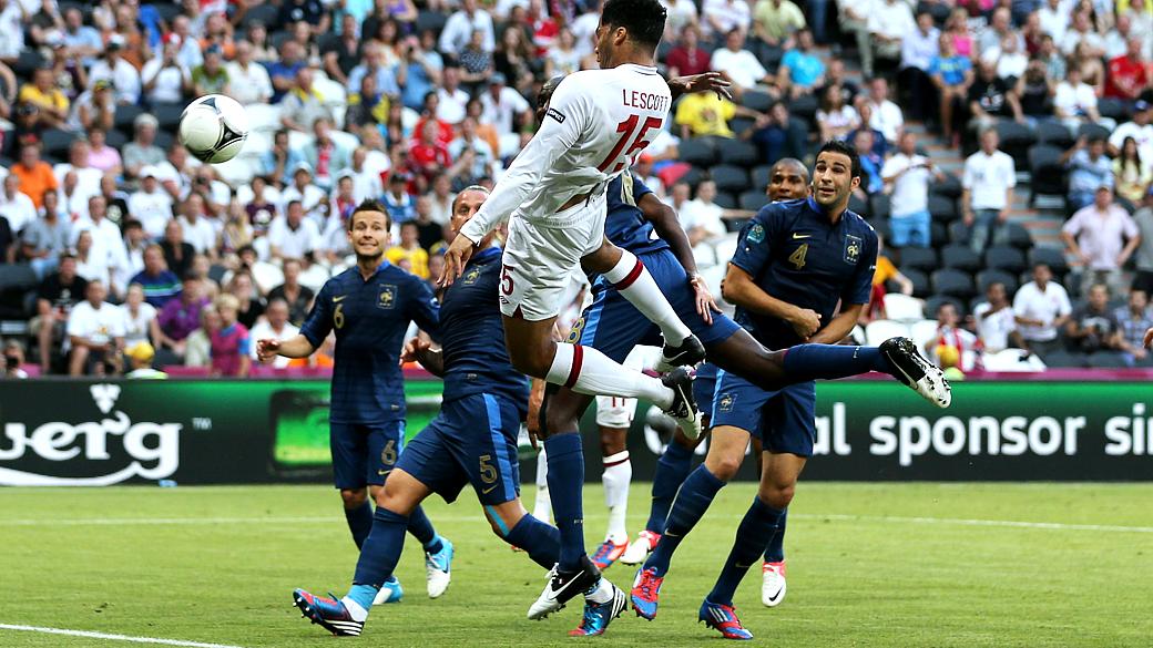 Inglaterra abriu o placar com Lescott (de branco), mas Nasri empatou para a França