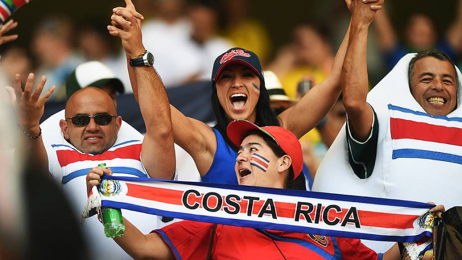 Torcedores da Costa Rica vibram durante o jogo contra a Inglaterra no Mineirão, em Belo Horizonte