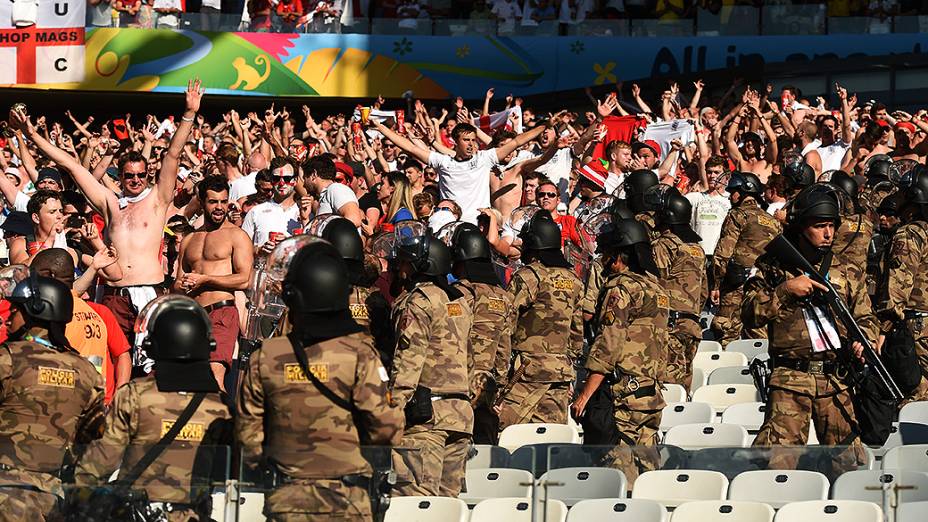 Policiais militares fazem cordão de isolamento entre os torcedores da Inglaterra e Costa Rica no Mineirão, em Belo Horizonte