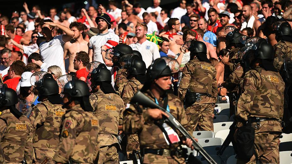 Policiais militares fazem cordão de isolamento entre os torcedores da Inglaterra e Costa Rica no Mineirão, em Belo Horizonte