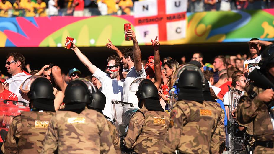 Policiais militares fazem cordão de isolamento entre os torcedores da Inglaterra e Costa Rica no Mineirão, em Belo Horizonte