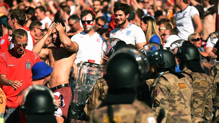 Policiais militares fazem cordão de isolamento entre os torcedores da Inglaterra e Costa Rica no Mineirão, em Belo Horizonte