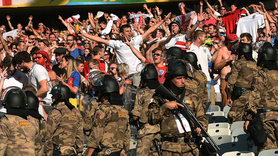 Policiais militares fazem cordão de isolamento entre os torcedores da Inglaterra e Costa Rica no Mineirão, em Belo Horizonte