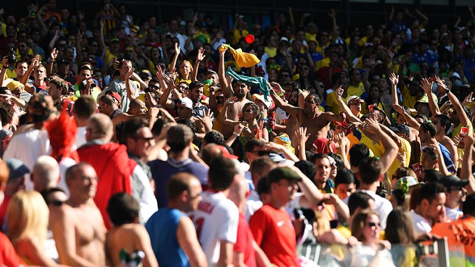 Torcedores da Costa Rica provocam torcida inglesa no Mineirão, em Belo Horizonte