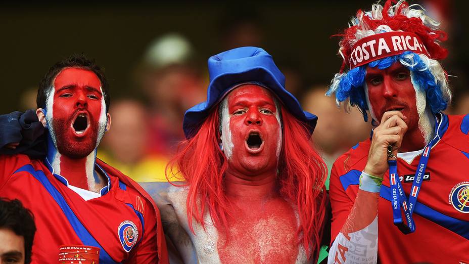 Torcedores da Costa Rica vibram durante o jogo contra a Inglaterra no Mineirão, em Belo Horizonte