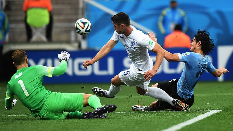 Gary Cahill, da Inglaterra, afasta a bola da área inglesa no jogo contra o Uruguai no Itaquerão, em São Paulo