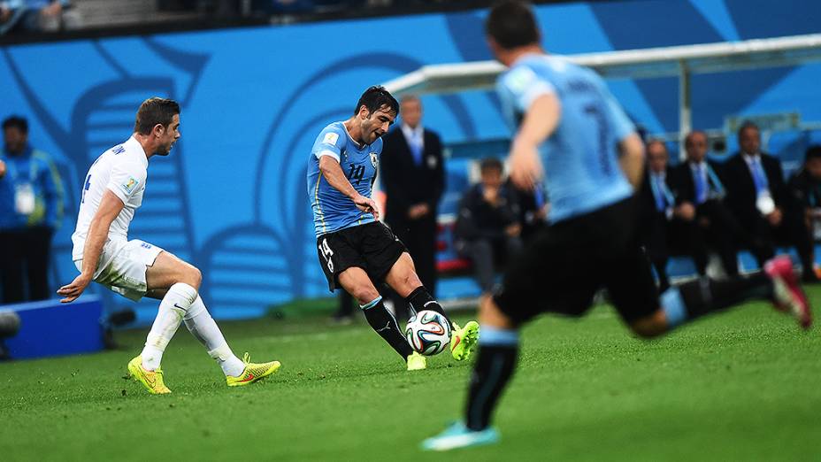 O uruguaio Lodeiro cruza a bola no jogo contra a Inglaterra no Itaquerão, em São Paulo