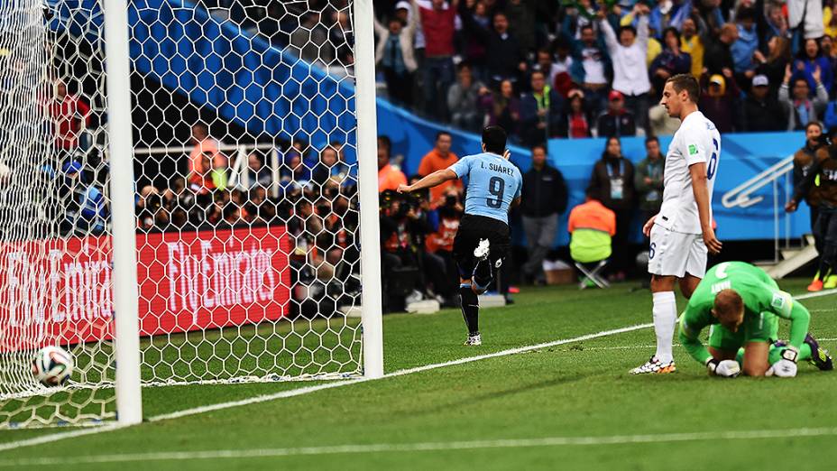 O uruguaio Luis Suárez comemora gol contra a Inglaterra no Itaquerão, em São Paulo