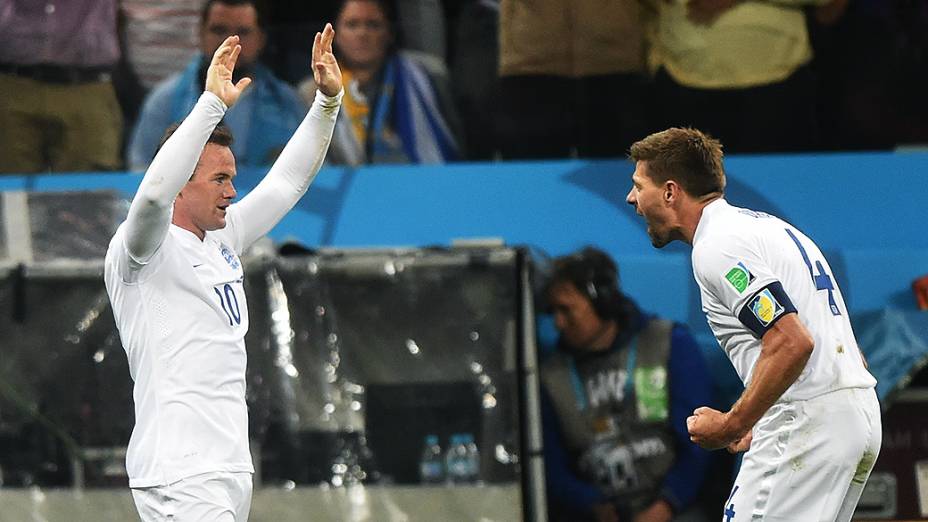 Wayne Rooney e Gerrard, do Inglaterra, comemoram gol contra o Uruguai no Itaquerão, em São Paulo