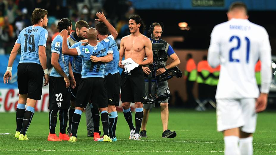 Jogadores do Uruguai comemoram a vitória sobre a Inglaterra no Itaquerão, em São Paulo