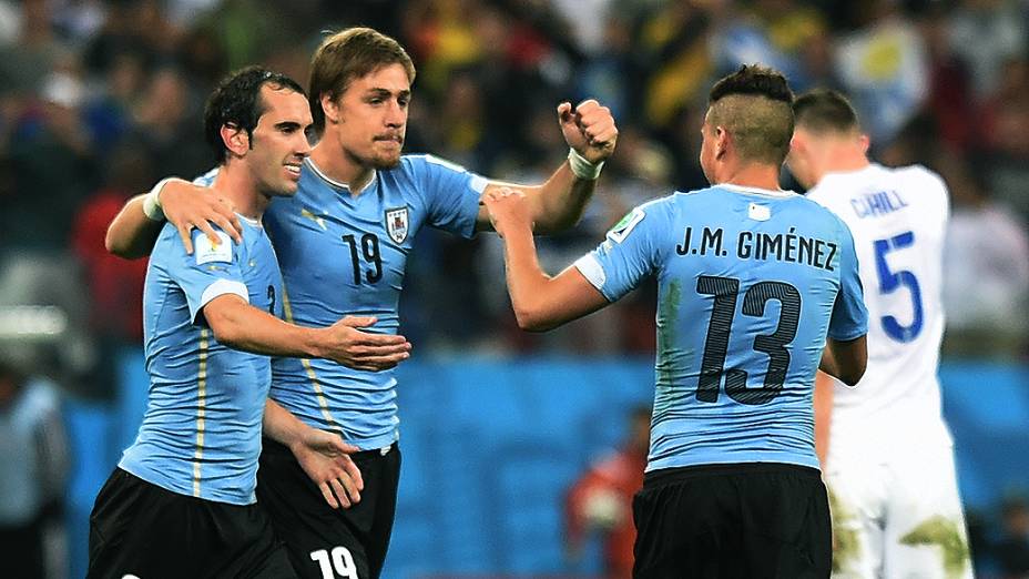 Jogadores do Uruguai comemoram a vitória sobre a Inglaterra no Itaquerão, em São Paulo