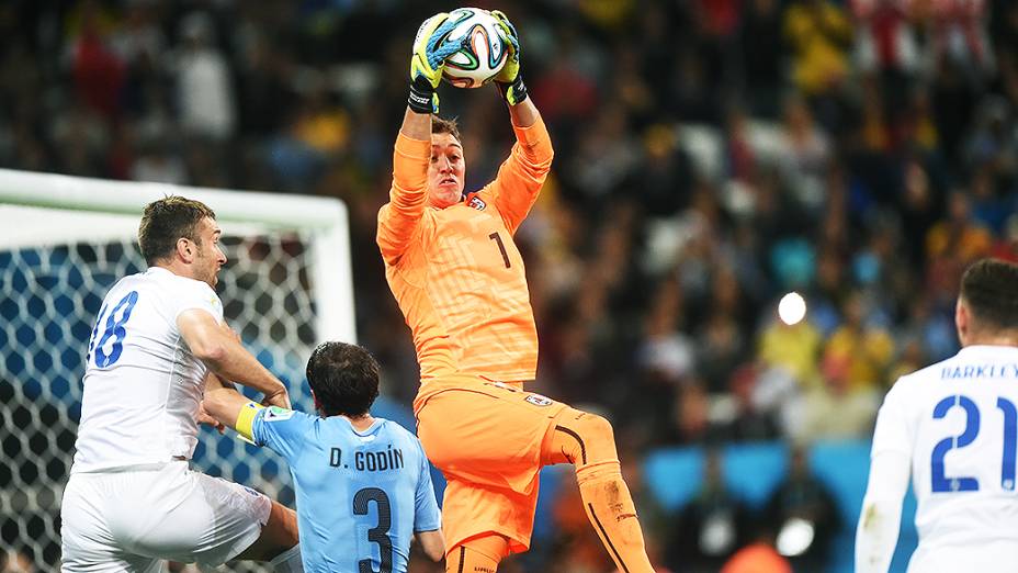 O goleiro Joe Hart segura a bola no jogo contra o Uruguai no Itaquerão, em São Paulo