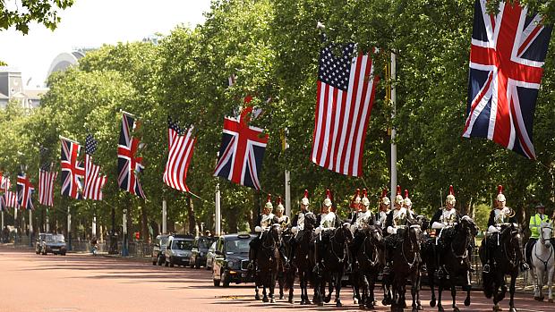 Recepção: bandeiras americanas e britânicas foram hasteadas no caminho por onde Obama irá passar