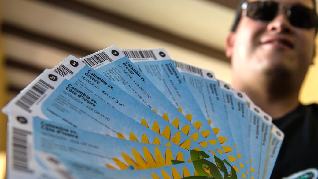 Torcedor com seus ingressos para a Copa do Mundo: nos últimos dias antes da abertura, o mercado paralelo esquenta
