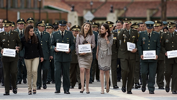 Ingrid Betancourt comemora o segundo aniversário de seu resgate, ao lado de sua filha, membros do Exército colombiano e policiais, em 2 de julho, em Bogotá.