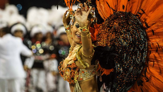Lucilene Caetano, rainha de bateria da Inocentes de Belford Roxo, durante o desfile pelo grupo especial do carnaval do Rio de Janeiro, no sambódromo da Marquês de Sapucaí, neste domingo