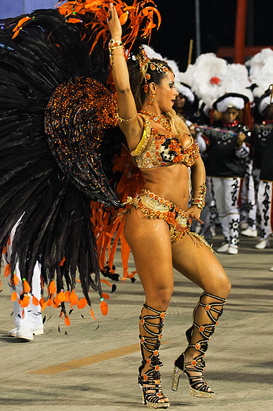Lucilene Caetano, rainha de bateria da Inocentes de Belford Roxo, samba durante o desfile pelo grupo especial do Carnaval do Rio de Janeiro, no sambódromo da Marquês de Sapucaí, neste domingo