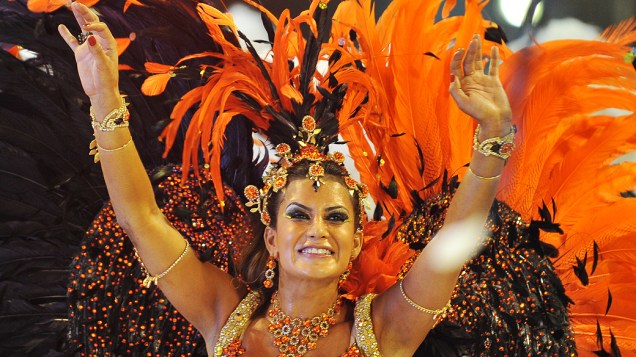 Rainha de bateria Luciene Caetano durante o desfile da Inocentes de Belford Roxo pelo grupo especial do carnaval do Rio de Janeiro