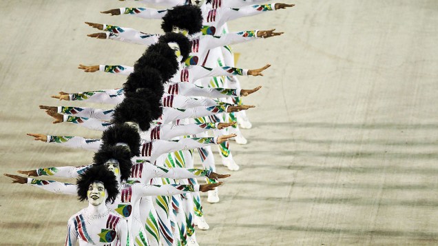 Comissão de frente da escola Inocentes de Belford Roxo durante desfile pelo grupo especial do carnaval do Rio de Janeiro