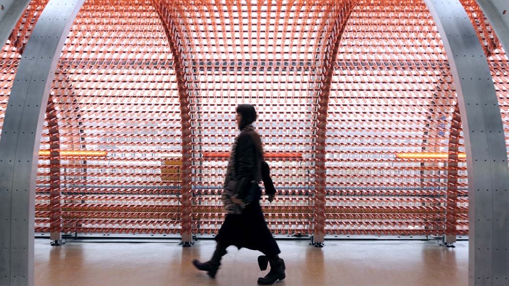Visitante na exposição "Preservação é vida - Os sons da minha vida" no centro Pompidou em Paris, na França