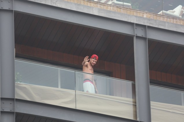 Integrante do One Direction faz a alegria dos fãs ao aparecer em sacada de hotel no Rio