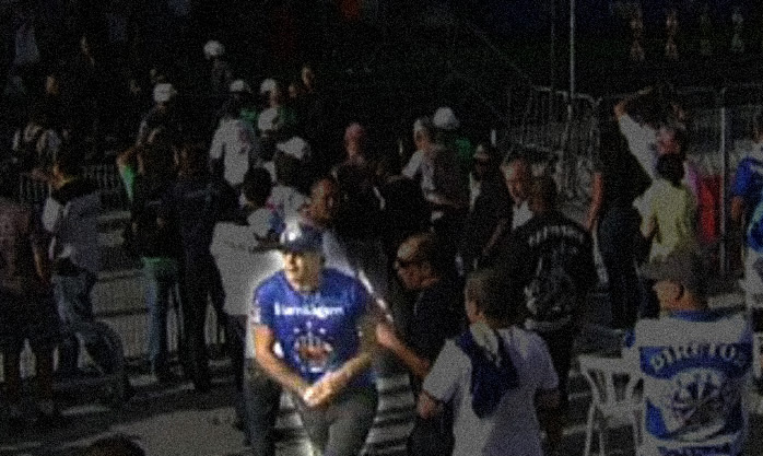 Arte sobre reprodução de imagem da GloboNews mostra o momento em que o torcedor da Império da Casa Verde enfia as cédulas de apuração dentro da calça Arte sobre reprodução de imagem da GloboNews mostra o momento em que o torcedor da Império da Casa Verde enfia as cédulas de apuração dentro da calça