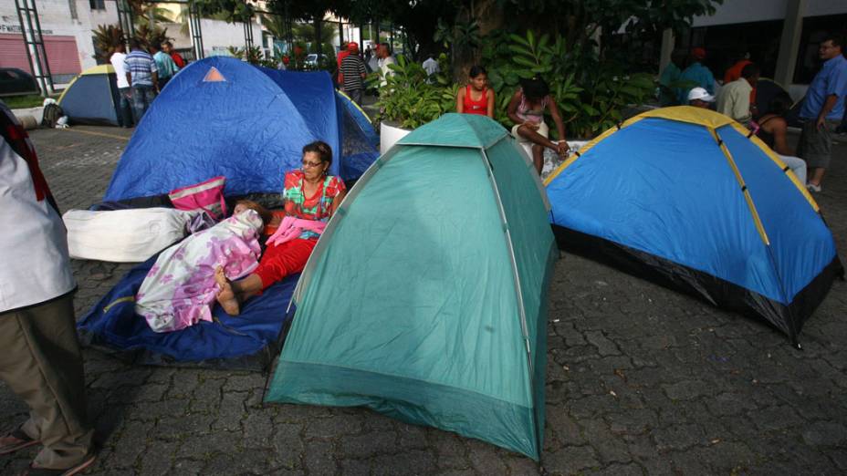 Integrantes do MST acampam na frente da sede do Incra em Sussuarana, Bahia