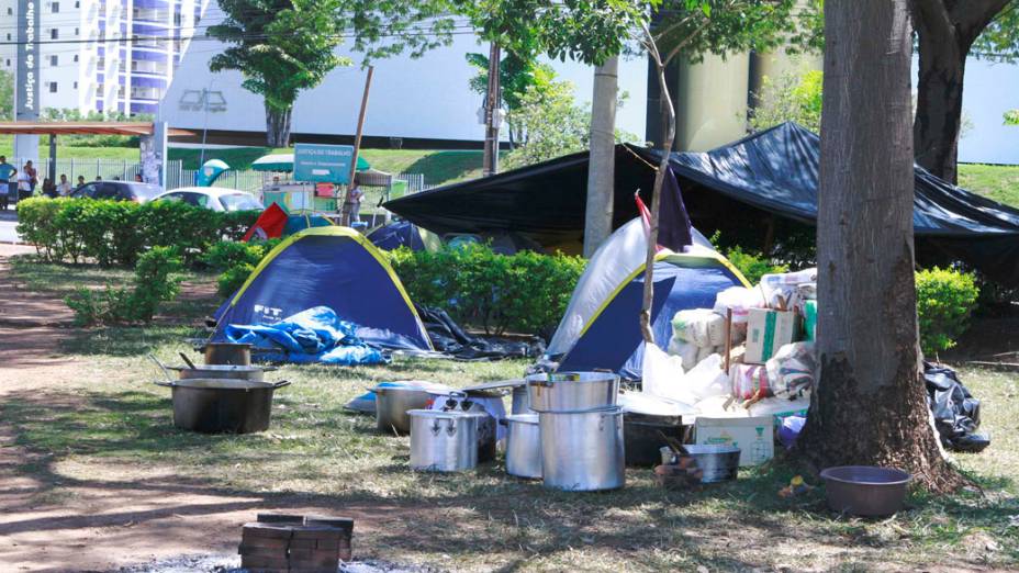 Famílias de trabalhadores do MST acampam na praça Ulisses Guimarães em frente à Secretaria da Fazenda de Cuiabá, Mato Grosso