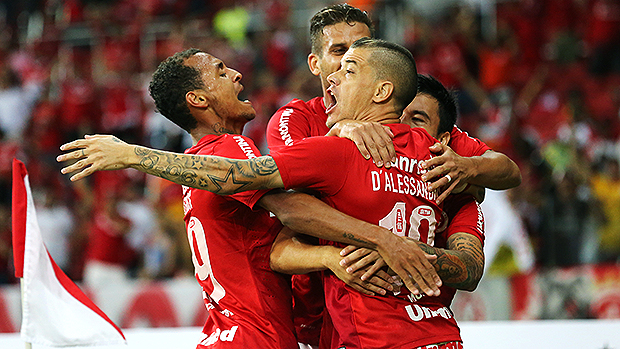 Jogadores do Internacional comemoram o gol do chileno Charles Aránguiz contra o Vitória (BA), durante partida válida pela 1ª Rodada do Campeonato Brasileiro 2014, no Estádio Beira-Rio, em Porto Alegre (RS)
