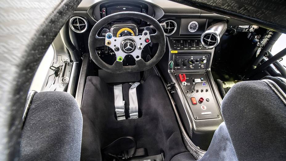 O superesportivo Mercedes SLS AMG GT3, edição especial que comemora os 45 anos da AMG: vencedor de várias provas do automobilismo alemão – categoria DTM – e também do Mundial da FIA. Serão só cinco unidade no planeta, equipadas com motor V8 AMG 6.3 litros. Uma unidade já foi vendida no Brasil