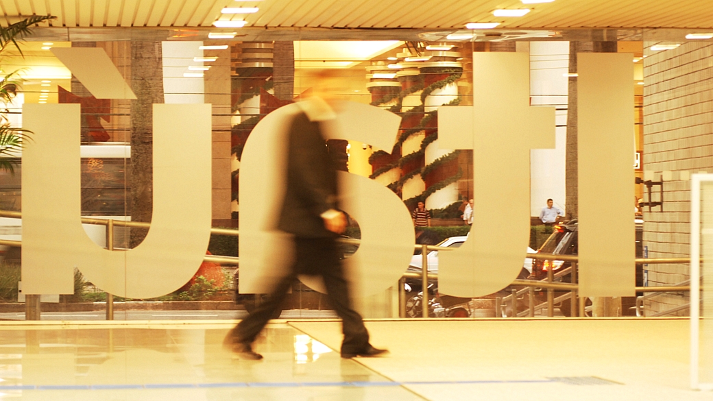 Interior de agência do Itaú