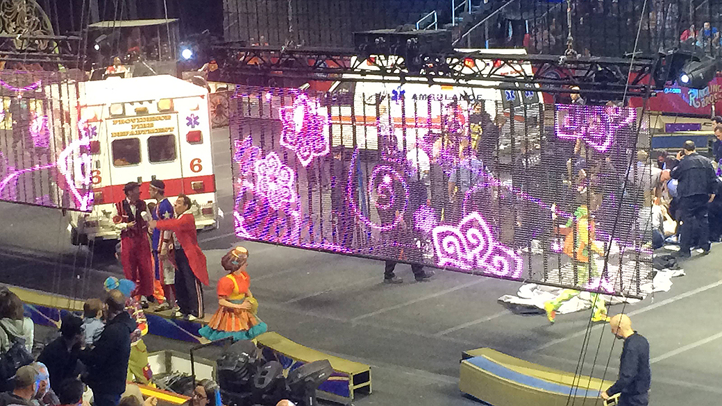 Equipes de emergência prestam socorro aos artistas do circo Ringling Brothers and Barnum and Bailey Circus que se feriram após a queda de um andaime durante uma apresentação em Providence, Rhode Island