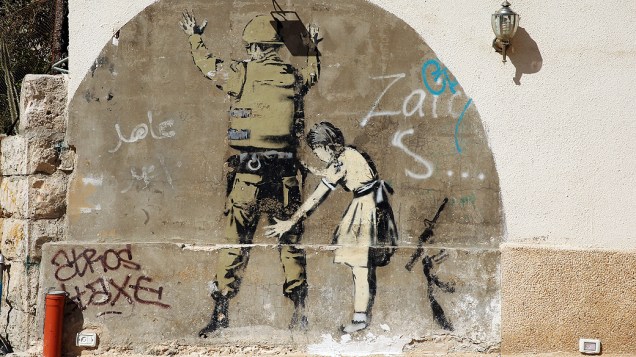 Obra de Banksy em Belém, na Palestina