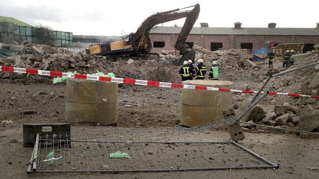 Área isolada onde o operador de uma escavadeira morreu após detonar acidentalmente uma bomba da Segunda Guerra Mundial durante escavações em uma rua da cidade de Euskirchen, na Alemanha