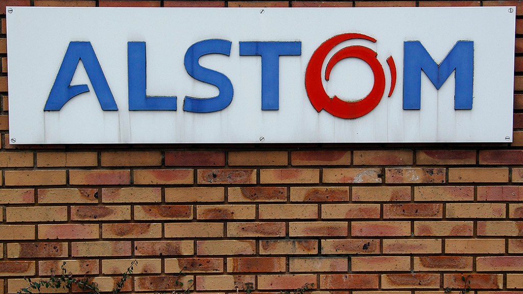 O logotipo da Alstom na fábrica da empresa em Reichshoffen, na França
