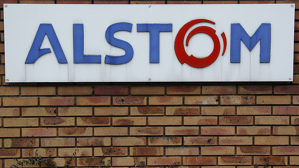 O logotipo da Alstom na fábrica da empresa em Reichshoffen, na França