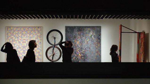 Em Londres, na Inglaterra, visitantes participam de uma exposição do artista francês Marcel Duchamp