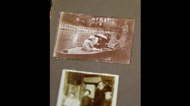 Página de álbum de fotografias da família Renoir mostra foto de Pierre-Auguste Renoir sentado sob um guarda-chuva. O arquivo pessoal do artista francês vai a leilão nos Estados Unidos