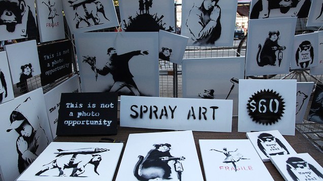 Obras de Banksy são vendidas por 60 dólares em uma barraca no Central Park, em Nova York