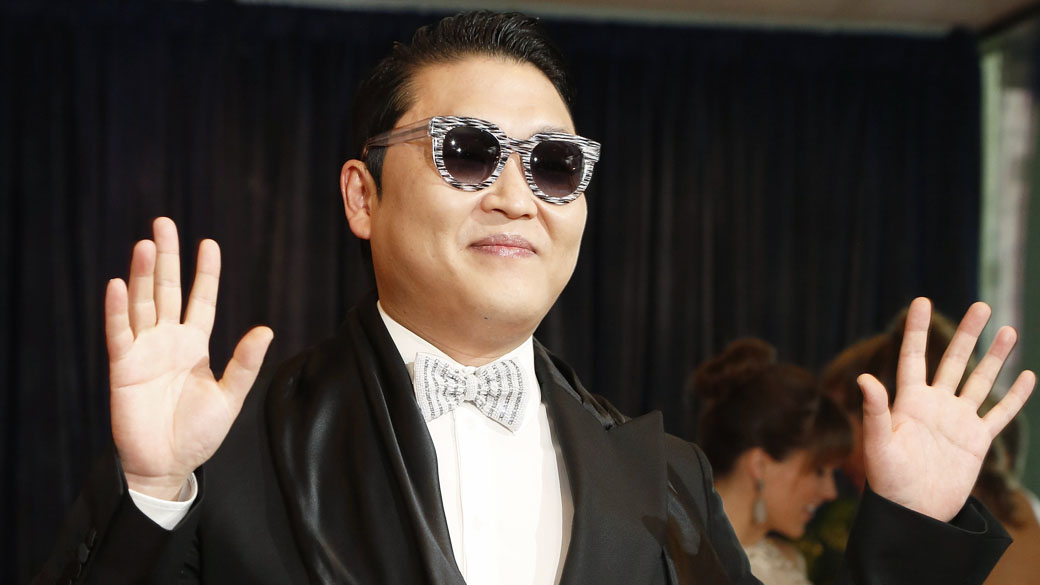 Cantor sul-coreano Psy, chega para o jantar de correspondentes da Casa Branca