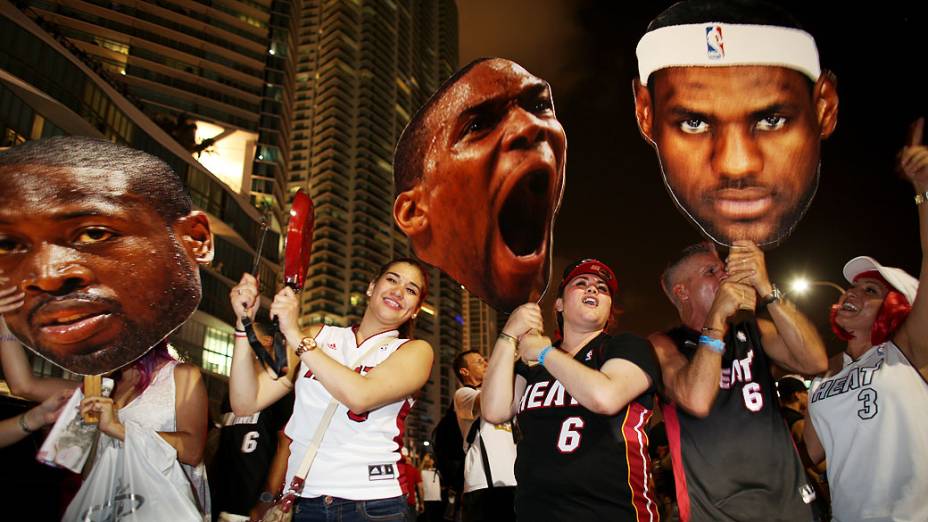 Fãs do Miami Heat nas ruas durante o desfile da equipe campeã