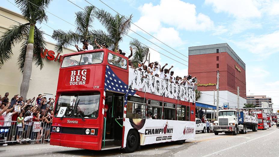 Jogadores e familiares comemoram o título do Miami Heat