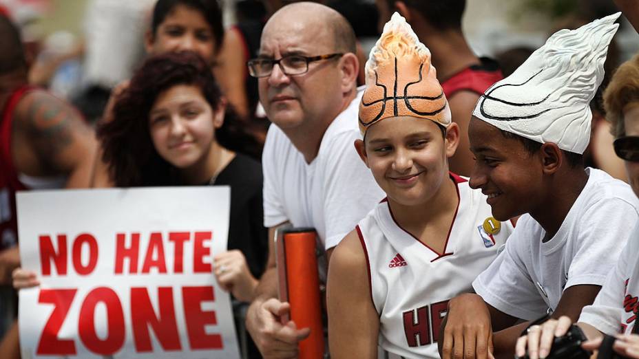 Fãs do Miami Heat nas ruas durante o desfile da equipe campeã