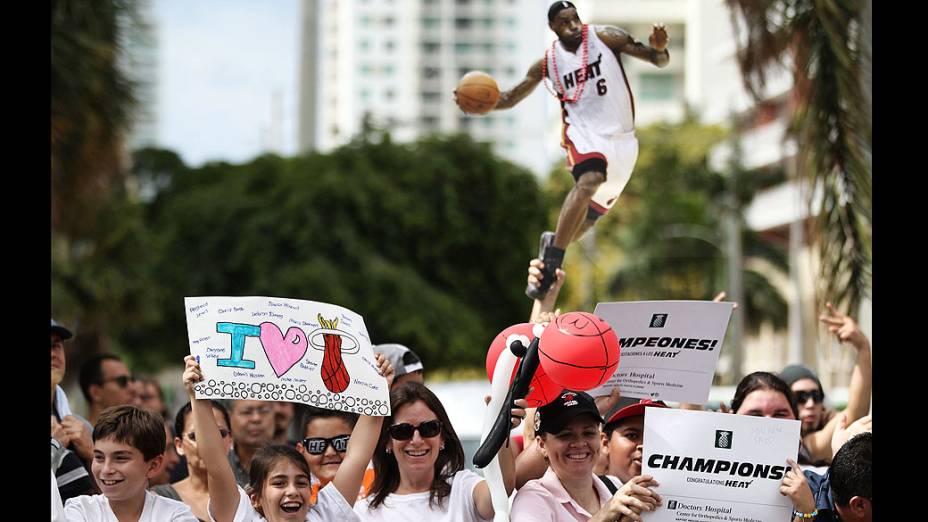 Fãs do Miami Heat nas ruas durante o desfile da equipe campeã