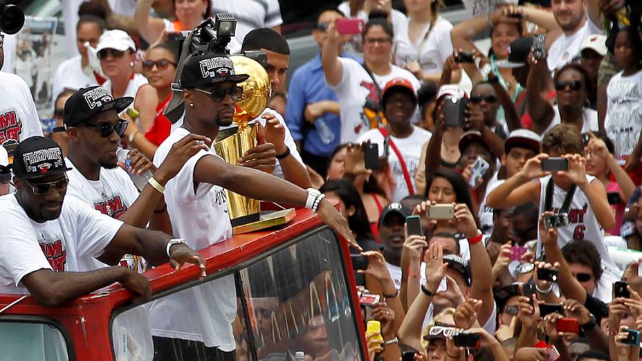 Fãs do Miami Heat nas ruas durante o desfile da vitória do campeonato da NBA em Miami, Florida