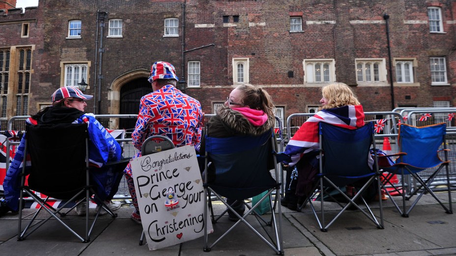 Fãs da família real esperam em frente ao Palácio de St. James, no centro de Londres, pelo batizado do príncipe George, na Inglaterra